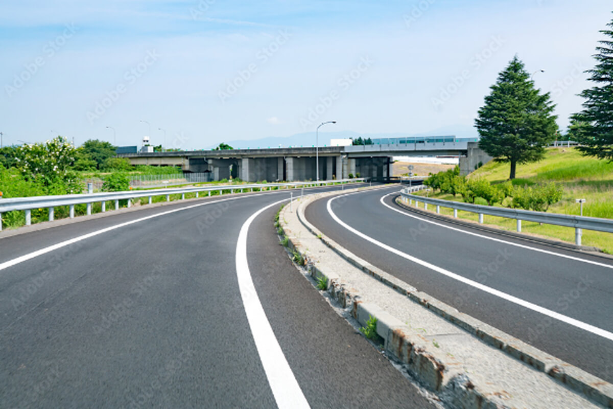 高架下に続くカーブ
